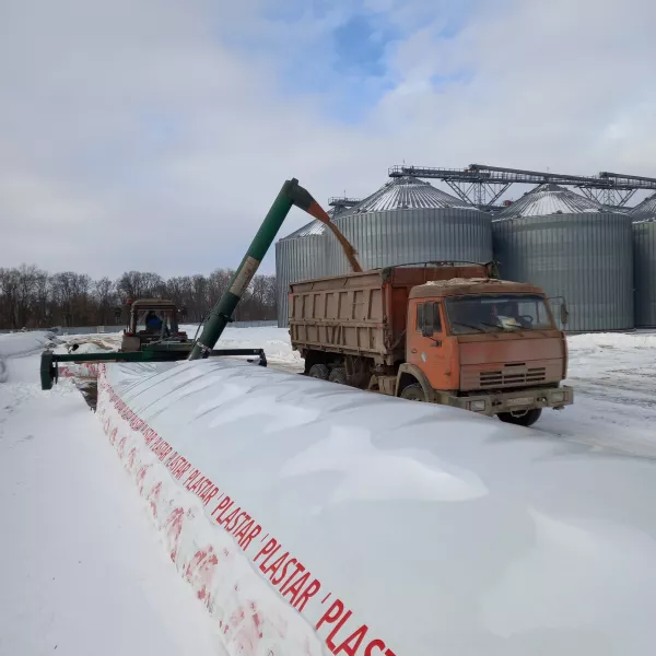 В Курской области ГК "Агропромкомплектация" начала растарку рукавов с зерном